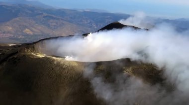 Etna volkanik patlamaların hava görüntüsü duman püskürtüyor.