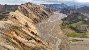 Landmannalaugar manzarası, İskoçya, İzlanda 'daki renkli volkanik dağlar.