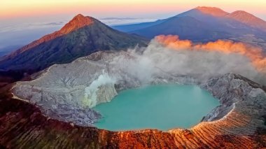 Kawah Ijen volkanı üzerinde gün doğumu; Java Adası, Endonezya