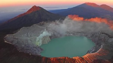 Kawah Ijen volkanı üzerinde gün doğumu; Java Adası, Endonezya