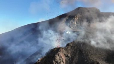 Stromboli volkanı, Tyrhenian Denizi, İtalya 'da patlayan bir kraterin havadan yakın çekimi.