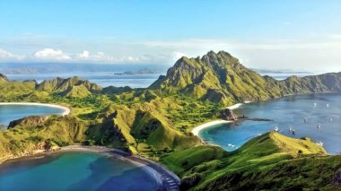 Endonezya 'daki Komodo adasının havadan görünüşü. Sumbawa ve Flores arasında bulunan Sunda Adaları 'nın bir parçasıdır. Doğanın Yeni Yedi Harikası 'ndan biri..