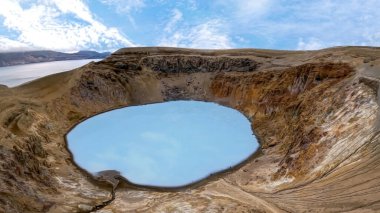 Askja caldera 'daki Viti krateri jeotermal göl ve Oskjuvatn gölü, İzlanda' nın yüksek platosudur. Vatnajokull Ulusal Parkı