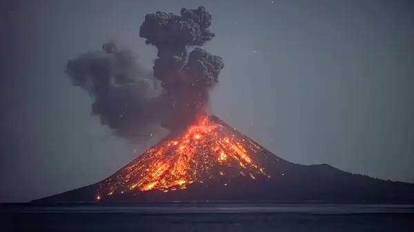 2018 'de Anak Krakatoa ya da Anak Krakatau volkanının gece patlaması. Endonezya