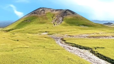 Rusya 'daki Kamtchatka yarımadasında volkanik bir tepenin manzarası