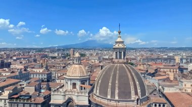 Arka planda Vezüv volkanı olan mavi gökyüzünün altındaki Napoli 'nin havadan görünüşü. İtalya