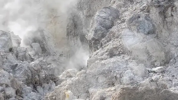 Phlegrean Fields süpervolkanı, Napoli Körfezi, İtalya 'dan duman ve sülfür dumanı