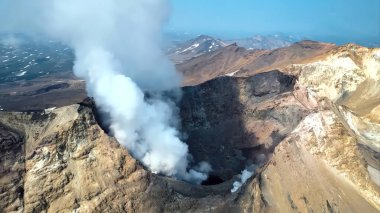 Aso Dağı, Japonya; aktif bir volkanik kraterin havadan görünüşü duman ve buhar bulutu yayıyor.