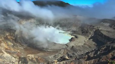 Poas Volkanı Ulusal Parkı. Poas volkanı krateri ve zehirli sülfürik buharları ve fümerolleri. Kraterin dibinde sülfürik asit gölü var. Kosta Rika, Orta Amerika