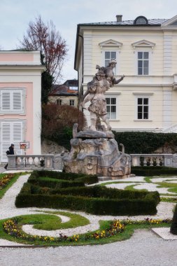 Salzburg, Avusturya - 30 Kasım 2019: Avusturya 'nın Salzburg kentinde Mirabell Sarayı ve Bahçeleri' nde bir başka kişinin omuzlarında taşıdığı heykel.