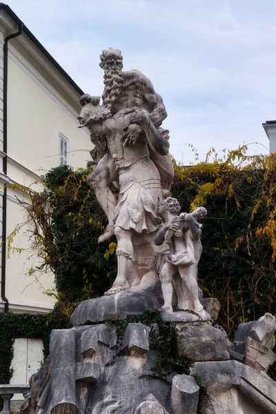 Salzburg Austria Listopada 2019 Posąg Mężczyzny Niosącego Innego Mężczyznę Plecach — Zdjęcie stockowe