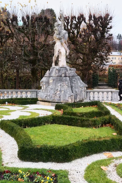 Salisburgo Austria Novembre 2019 Statua Uomo Che Tiene Una Persona — Foto Stock