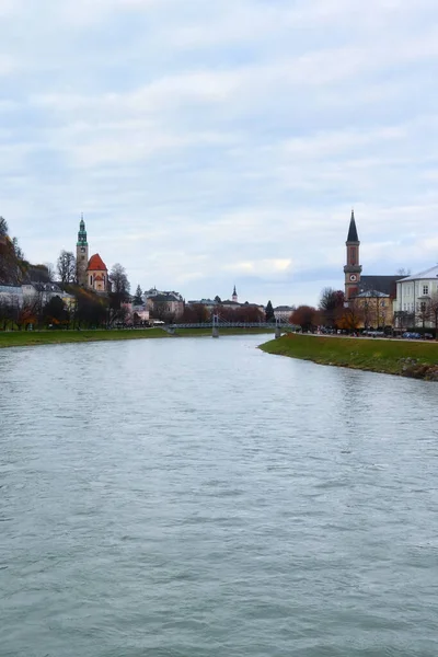 Σάλτσμπουργκ Αυστρία Νοεμβρίου 2019 Εκκλησία Εκατέρωθεν Του Ποταμού Salzach Συννεφιασμένη — Φωτογραφία Αρχείου