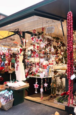 Salzburg, Avusturya - 30 Kasım 2019: Avusturya 'nın Salzburg kentindeki ana meydandaki bir Noel pazarında Noel süslemeleri satışı.
