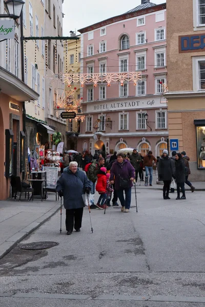 Salcburk Rakousko Listopadu 2019 Lidé Procházející Ulici Starém Městě Vyzdobeném — Stock fotografie