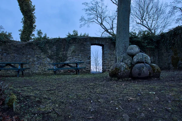 2021年1月8日 ドイツの冬の夜に旧ヴォルフシュタイン城跡の中庭にある岩 — ストック写真