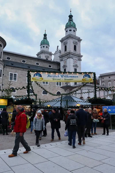 Salzburg Østrig November 2019 Folk Går Velkomstskiltet Salzburg Østrig Julemarked - Stock-foto