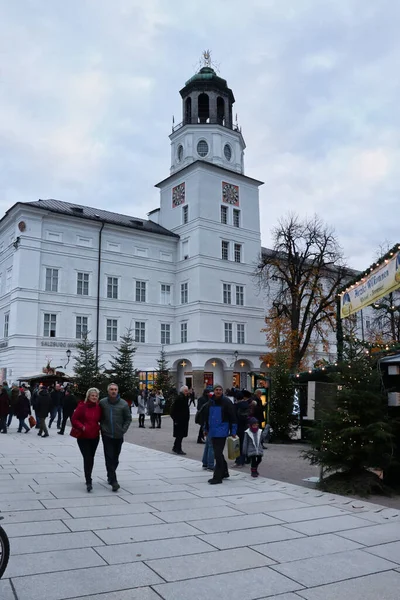 Salisburgo Austria Novembre 2019 Persone Che Camminano Marciapiede Mercatino Natale — Foto Stock