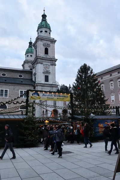 Salzburg Østrig November 2019 Folk Går Velkomstskiltet Foran New Residence - Stock-foto