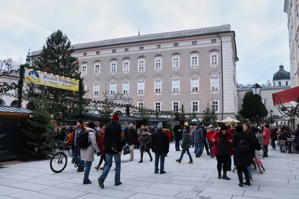 Salcburk Rakousko Listopadu 2019 Lidé Procházející Chodníku Před Vánočním Trhem — Stock fotografie