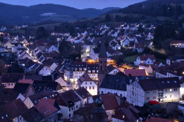 Wolfstein, Almanya - 8 Ocak 2021: Wolfstein 'deki binaların ışıkları Almanya' da bir kış akşamı tepelerle çevrili.