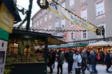 Salzburg, Avusturya - 30 Kasım 2019: Avusturya 'nın Salzburg kentinde bir Noel pazarındaki insanlar.