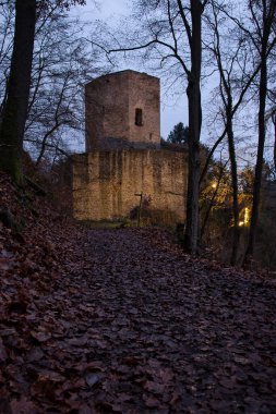 Wolfstein, Almanya - 8 Ocak 2021: Almanya 'da bir kış akşamı New Wolfstein Kalesi' ne giden yol.