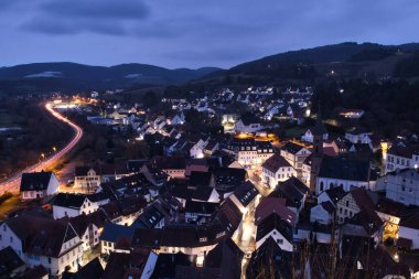 Wolfstein, Almanya - 8 Ocak 2021: Binaların ışıkları ve Wolfstein, Almanya 'da bir kış gecesi.