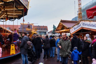 Hanau, Almanya - 15 Aralık 2019: Hanau, Almanya 'da bir Noel pazarında yürüyen bir kalabalık.