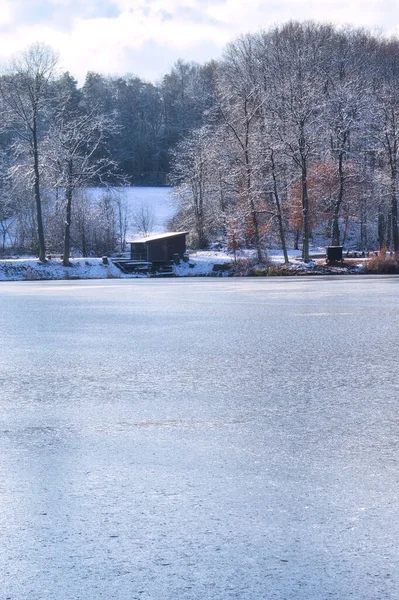 Μικρή Ξύλινη Καλύβα Δίπλα Μια Παγωμένη Λίμνη Μια Ηλιόλουστη Χειμωνιάτικη — Φωτογραφία Αρχείου