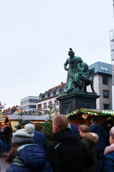 Hanau Německo Prosince 2019 Lidé Procházející Vánočním Trhu Pod Památníkem — Stock fotografie