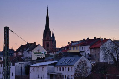 Bingen am Rhein, Almanya - 10 Ocak 2021: Almanya 'nın Bingen am Rhein kentinde bir kış akşamı kilise kulesi çevresindeki binalar.