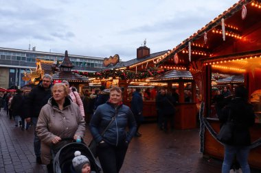 Hanau, Almanya - 15 Aralık 2019: Almanya 'nın Hanau kentindeki bir Noel pazarında insanların yürüdüğü yollar.