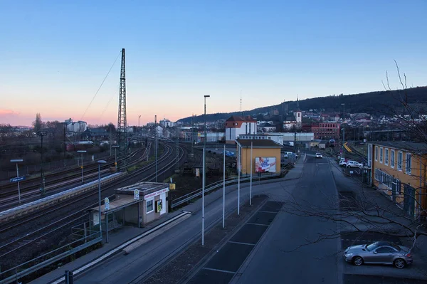 Bingen am Rhein, Almanya - 10 Ocak 2021: Almanya 'da bir kış akşamı gün batımında Bingen am Rhein kasabasına tepeden bakan.