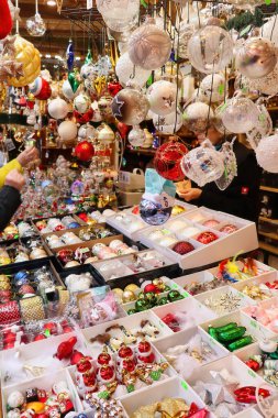 Hanau, Almanya - 15 Aralık 2019: Hanau, Almanya 'da bir Noel pazarında Noel süsleri satan bir tezgahta asılı duran ampuller.