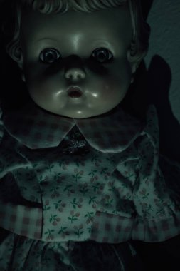 Karanlık bir odada antika bir yüzün ve vücudun gölgeleri..