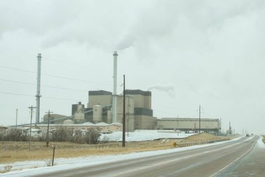 Gillette, Wyoming - 23 Ocak 2021 Wyodak Elektrik Santrali 'nin bacalarından temiz duman çıkıyor Gillette, Wyoming' de soğuk ve bulutlu bir kış günü.