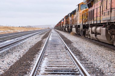 Gillette, Wyoming - 23 Ocak 2021 Gillette, Wyoming 'de soğuk ve bulutlu bir kış gününde tren rayları.