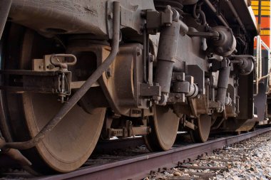 Gillette, Wyoming - 23 Ocak 2021: Gillette, Wyoming 'de bir tren rayındaki tren tekerlekleri.