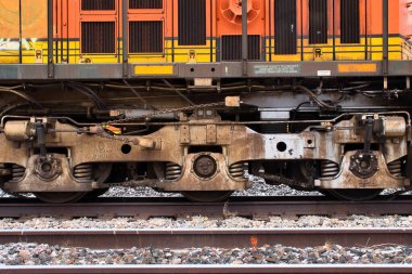 Gillette, Wyoming - 23 Ocak 2021: Gillette, Wyoming yakınlarında karlı bir günde tren raylarının dibinde.