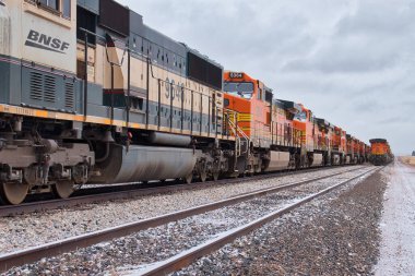 Gillette, Wyoming - 23 Ocak 2021: Gillette, Wyoming yakınlarında bulutlu bir kış gününde tren motorlu iki tren yolu.