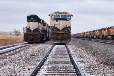 Gillette, Wyoming - 23 Ocak 2021: Gillette, Wyoming yakınlarındaki tren raylarında depolanan tren motorlarının önü.