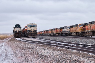 Gillette, Wyoming - 23 Ocak 2021: Gillette, Wyoming yakınlarında bulutlu bir kış gününde raylar üzerinde trenler.