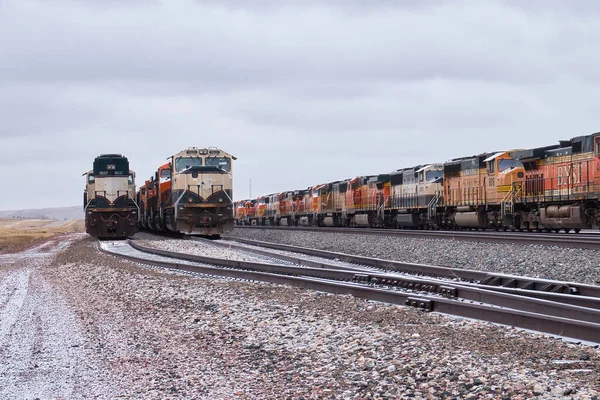 Gillette, Wyoming - 23 Ocak 2021: Gillette, Wyoming yakınlarında bulutlu bir kış gününde raylar üzerinde trenler.