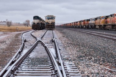 Gillette, Wyoming - 23 Ocak 2021: Bulutlu bir kış gününde Gillette, Wyoming yakınlarında tren motorlarına giden tren rayları.