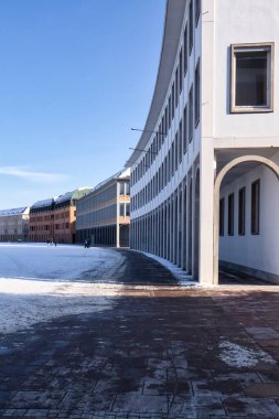 Karlsruhe, Almanya - 12 Şubat 2021: Soğuk ve karlı bir kış gününde Almanya 'nın Karlsruhe kentinde yürüyüş yolu bulunan binalar.