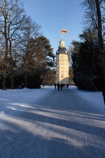 Karlsruhe Niemcy Lutego 2021 Lodowa Ścieżka Spacerowa Prowadząca Wieży Pałacu — Zdjęcie stockowe
