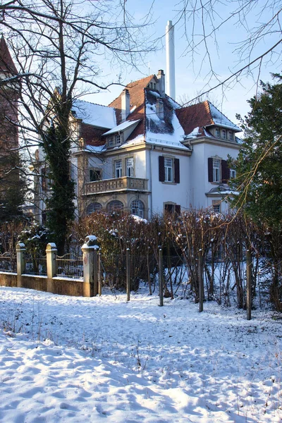 ドイツ カールスルーエ 2021年2月12日 ドイツの冬の日にカールスルーエ宮殿近くの白い高い家の脇 — ストック写真