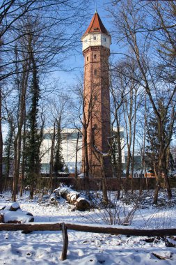 Karlsruhe, Almanya - 12 Şubat 2021: Almanya 'da güneşli bir kış gününde Karlsruhe' deki uzun kule.