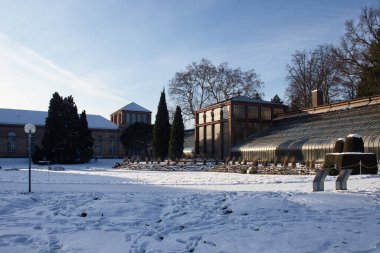 Karlsruhe, Almanya - 12 Şubat 2021: Almanya 'da bir kış günü Karlruhe Sarayı yakınlarındaki bir çok pencereli bina üzerinde güneş parlıyor.